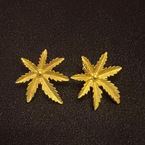 SARAH COVENTRY Vintage Signed Flower Gold Tone Clip-on Earrings